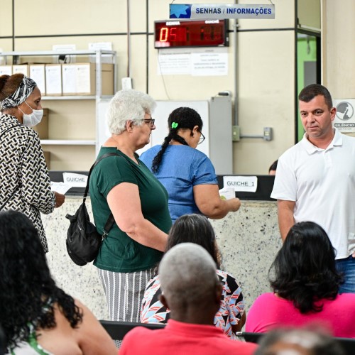 Prefeito confere funcionamento da Farmácia Municipal de Barra Mansa